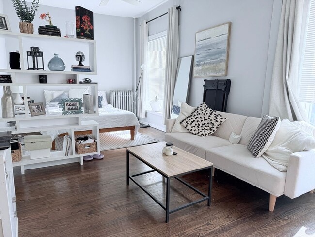 Building Photo - Sun-Drenched Logan Square Studio | 1 Block to California Blue Line