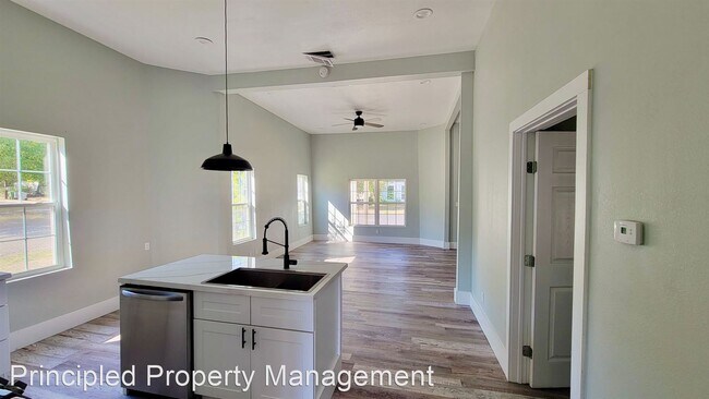 Foto del edificio - 3 br, 2 bath House - 619 Southwest 10th St...