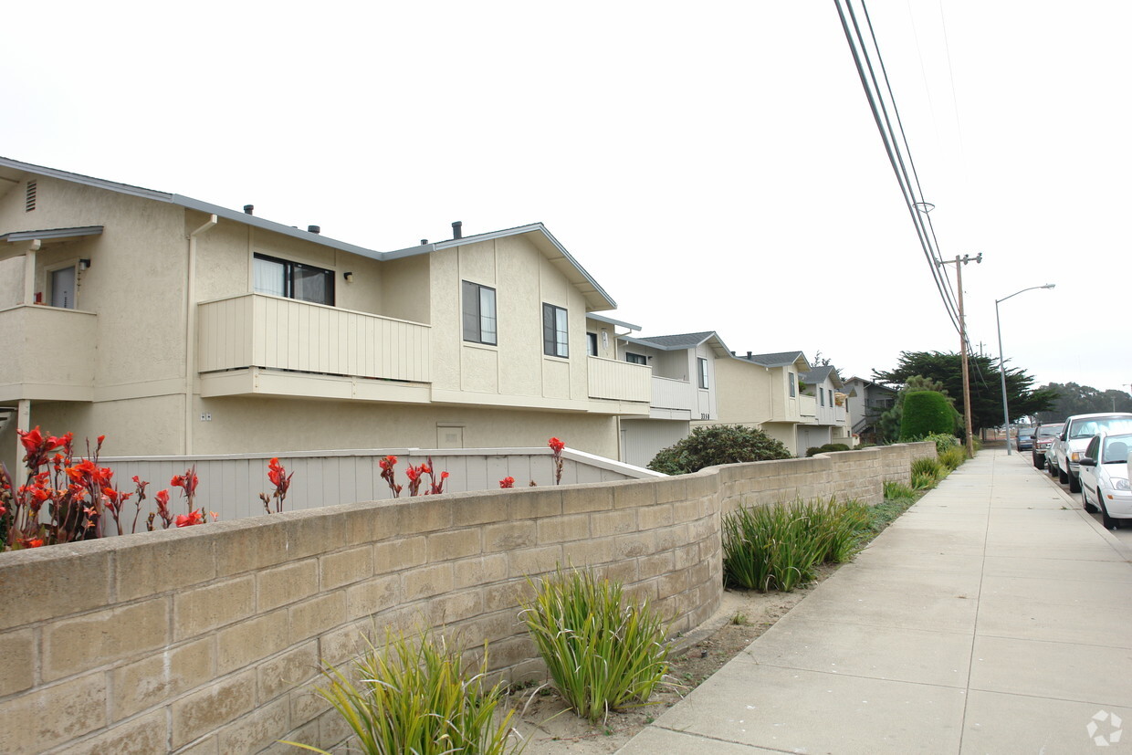 Building Photo - Marina Meadows Apartments