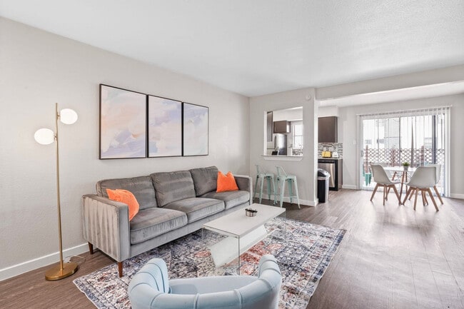 Foto del edificio - 2215 Town Lake Cir