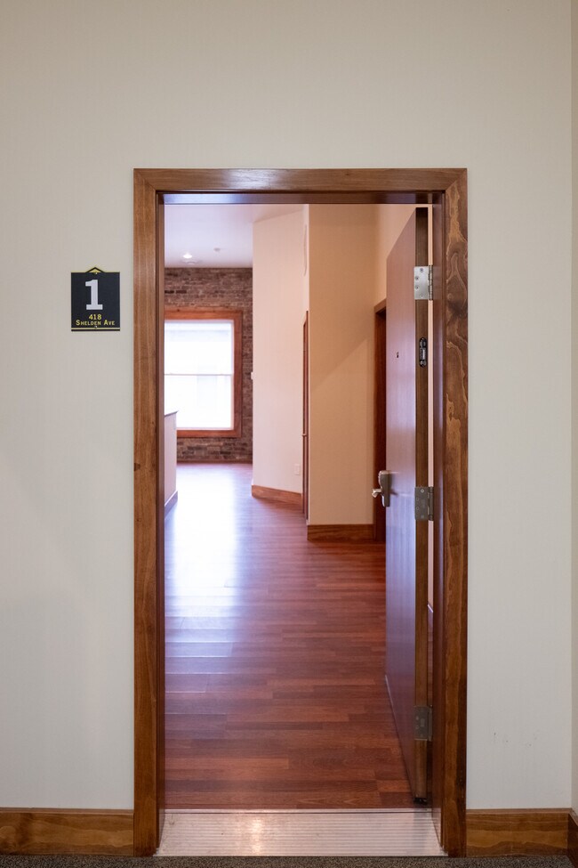 Foto del edificio - 418 Shelden Ave