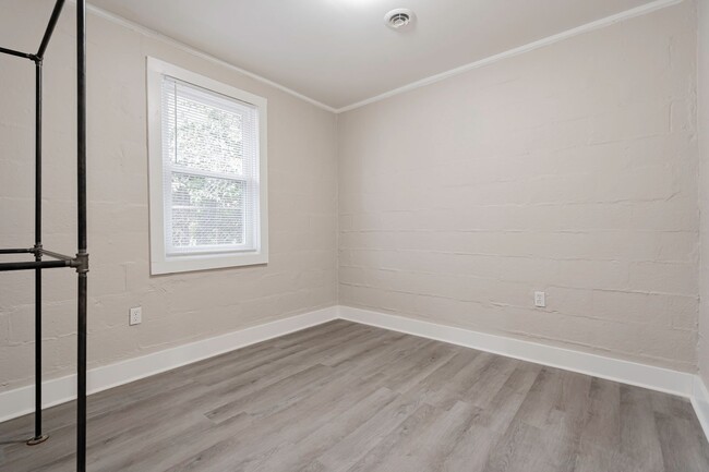 Building Photo - Charming Apartment Downtown Columbia - Hou...