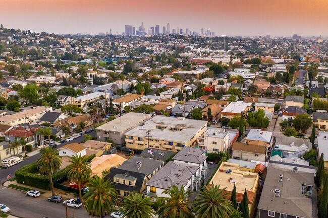 Foto del edificio - 4416 Kingswell Ave