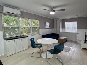Building Photo - 220 Washingtonia Ave