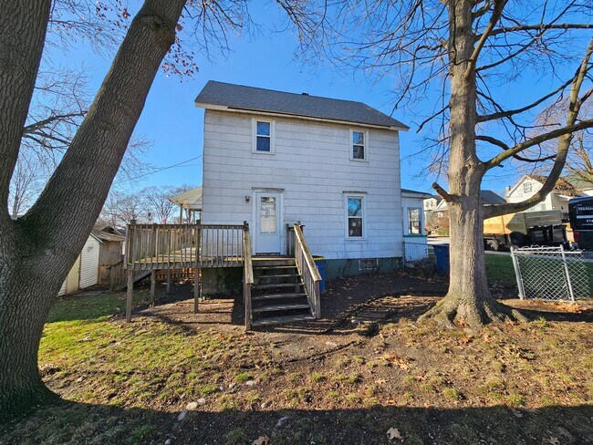 Foto del edificio - 3 bed, 1 bath, Mishawaka. Fenced Yard. Gar...