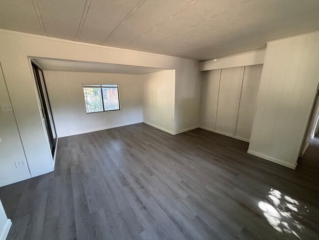 Building Photo - 900 Callahan Rd