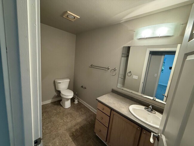 Foto del edificio - Beautiful Bottom Floor 2bd 1bath Condo For...