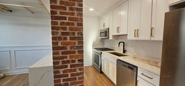 Building Photo - Brand New, Sunny, Gorgeous Brookline 2Bd w...