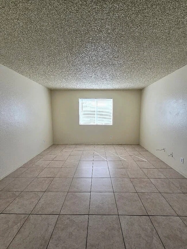 Building Photo - 2553 S Holloway Ave