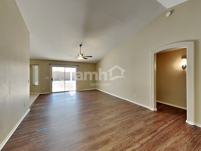 Foto del edificio - 10527 W Ross Avenue