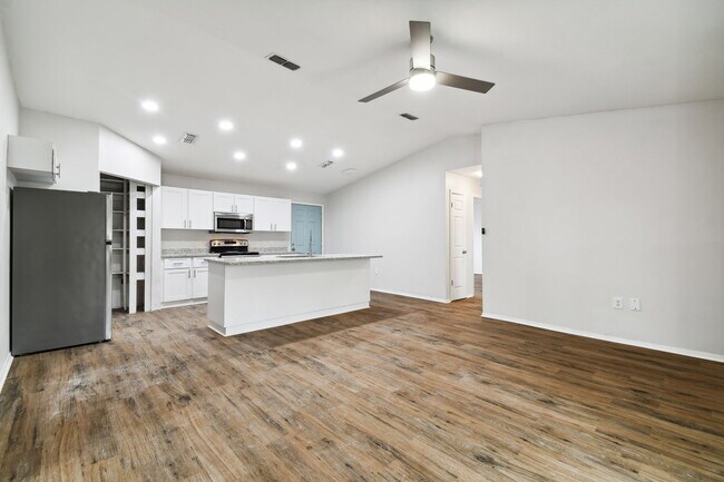 Building Photo - 8540 Zane Ln