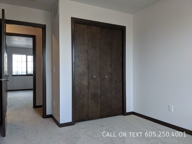 Foto del edificio - 3 Bed 1.5 Bath in West Sioux Falls!