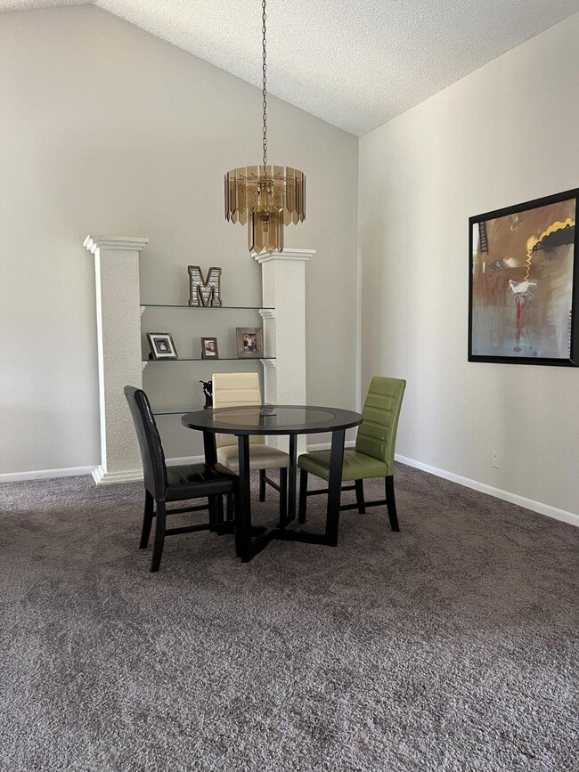 Building Photo - 9775 Sun Pointe Dr