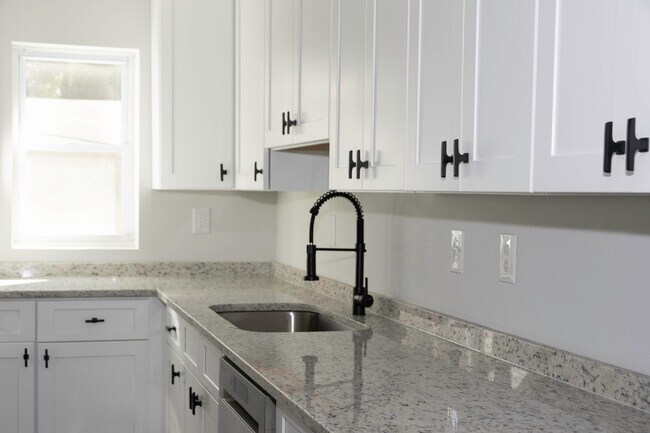 Foto del edificio - 1012 Regent St SW