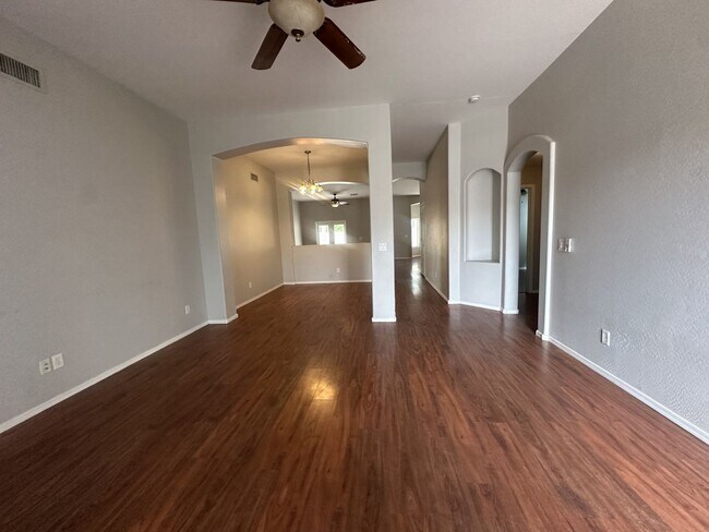 Foto del edificio - Single-level 3-bedroom home in a desirable Chandler location featuring a 2-car garage and tile ro...