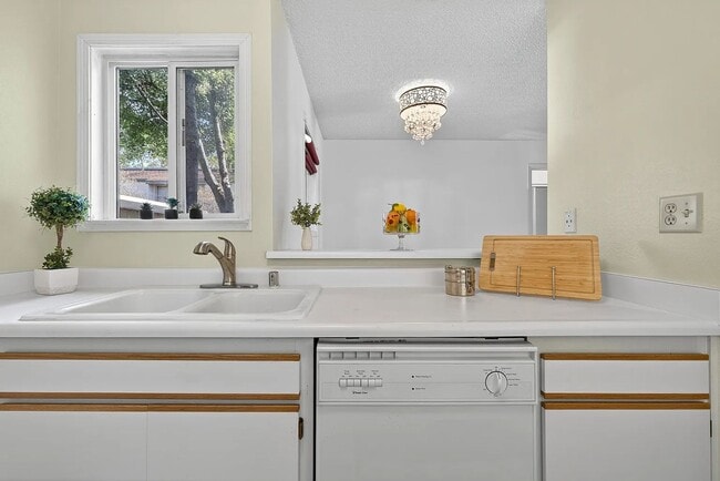 Foto del edificio - 211 Stony Point Rd