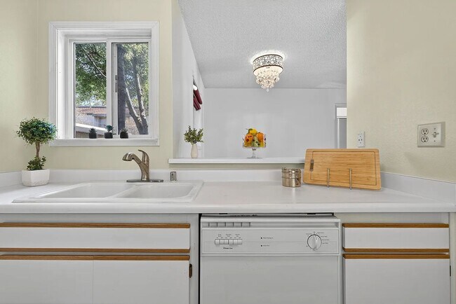 Foto del edificio - Stylish Updated Condo in Quiet Community