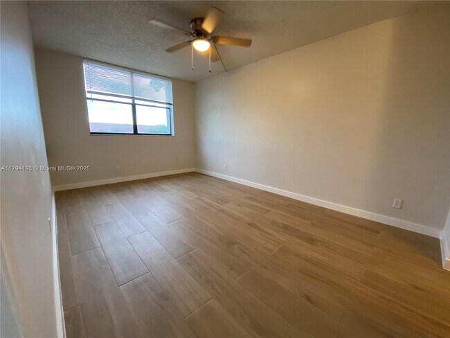 Foto del edificio - 2501 Riverside Dr
