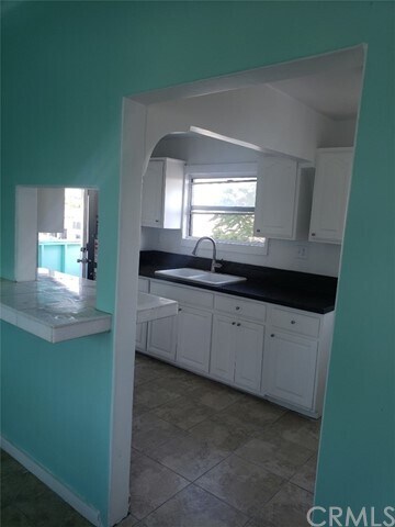 Building Photo - 920 S La Verne Ave