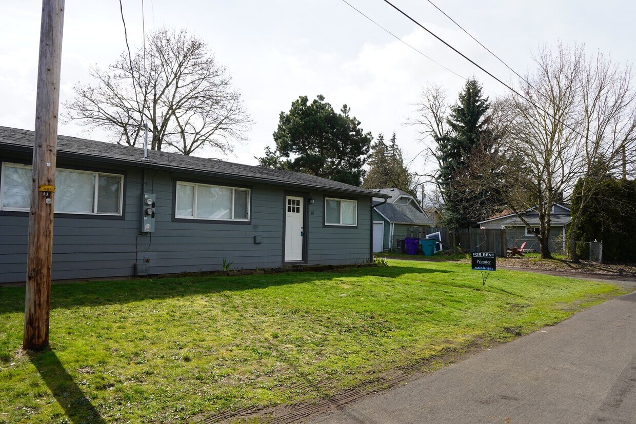 Photo - Remodeled Duplex Available in West Vancouver for Rent - 1410 E 30th St