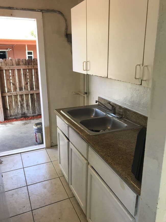 Building Photo - Nice 2-1 house