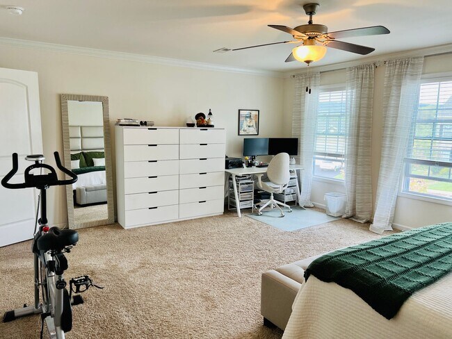 Building Photo - 4 Bedroom Home with Garage & Convenient ac...