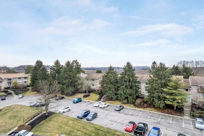 Foto del edificio - Welcome to your new condo in Walden Woods, located within the sought-after West Allegheny School ...