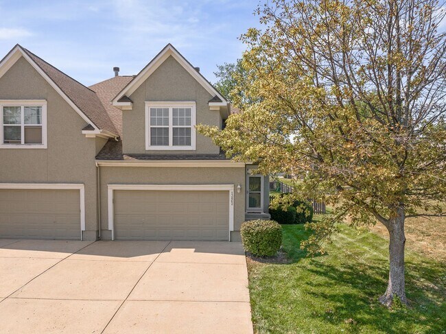 Foto del edificio - {13862} Spacious townhome in Prime Location + Maintenance Provided Community + Neighborhood Pool ...