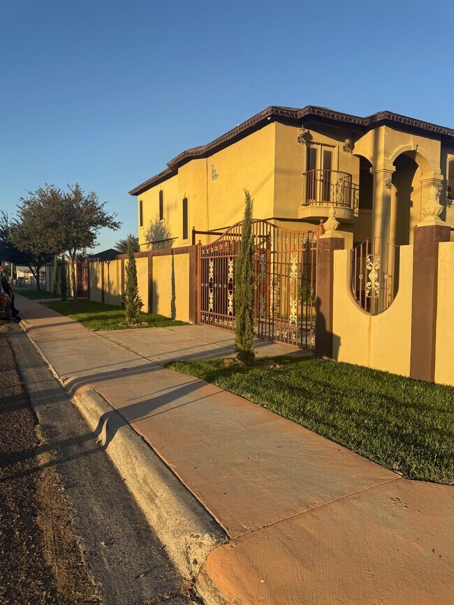 Foto del edificio - 3102 E Plum St