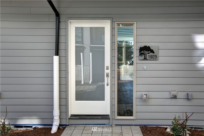 Building Photo - First Hill Modern 2-Bedroom Condo with Roo...