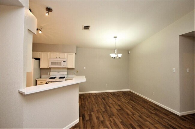 Foto del edificio - 13001 Steeple-Chase Dr