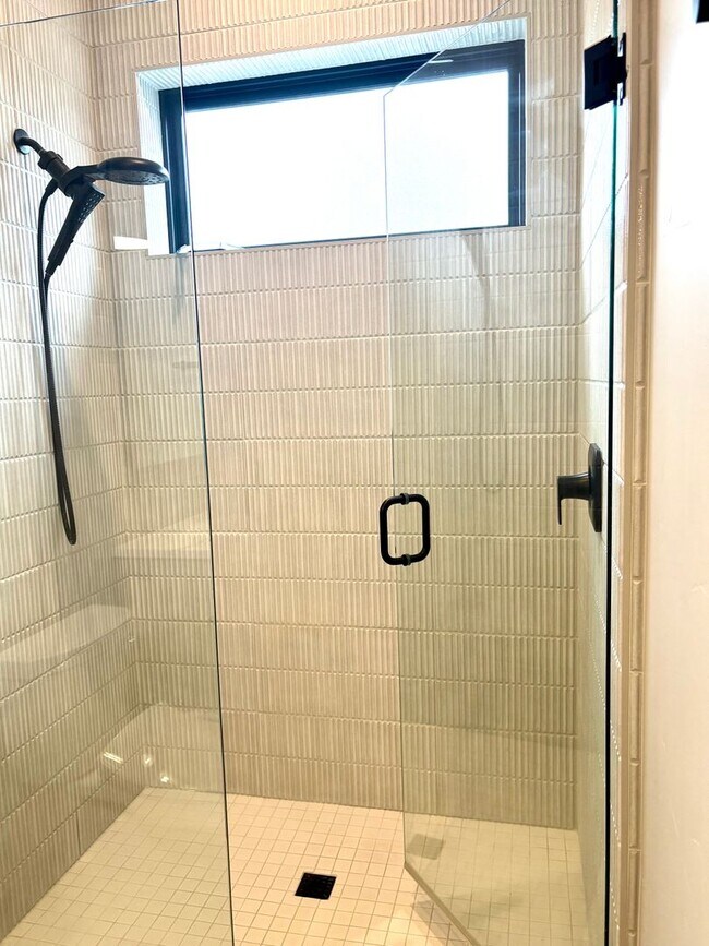 Foto del edificio - MOVE IN SPECIAL! One bedroom apartment on Bend's SW side. End Unit