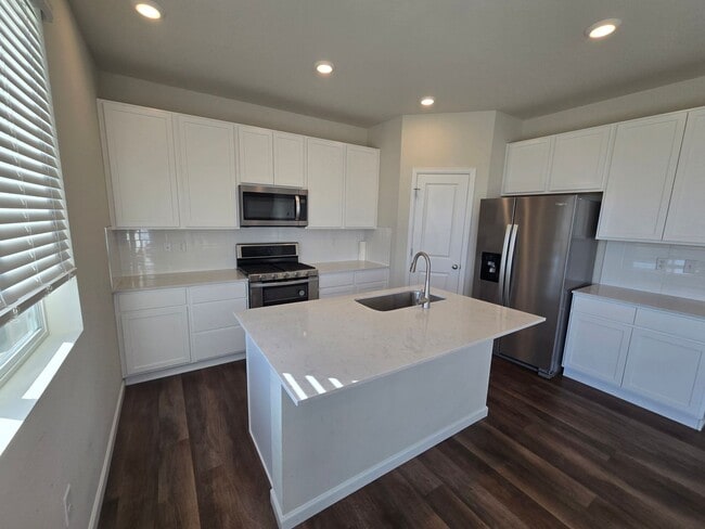 Foto del edificio - Like new 3 bedroom 2.5 bath with loft