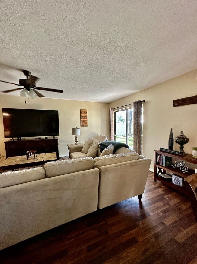 Foto del edificio - Perfect 3 bed 2 bath with huge fenced back...