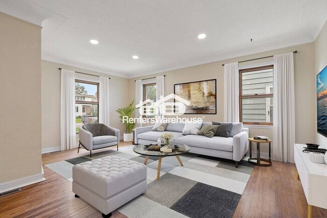 Foto del edificio - 5 Bed 2 Bath in a great location, just blocks from Lake Nokomis-Available July 1st