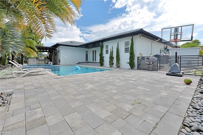 Foto del edificio - 5 br, 3 bath House - 1305 SW 102nd Pl