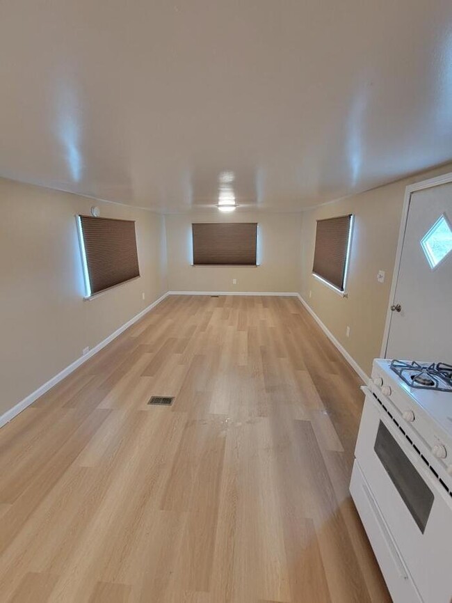 Building Photo - Newly renovated 2 bedroom 1 bath mobile ho...