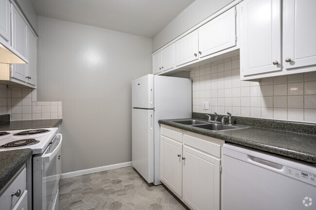 2BR, 1BA - 960SF - Colonial - Kitchen - West Gate Terrace