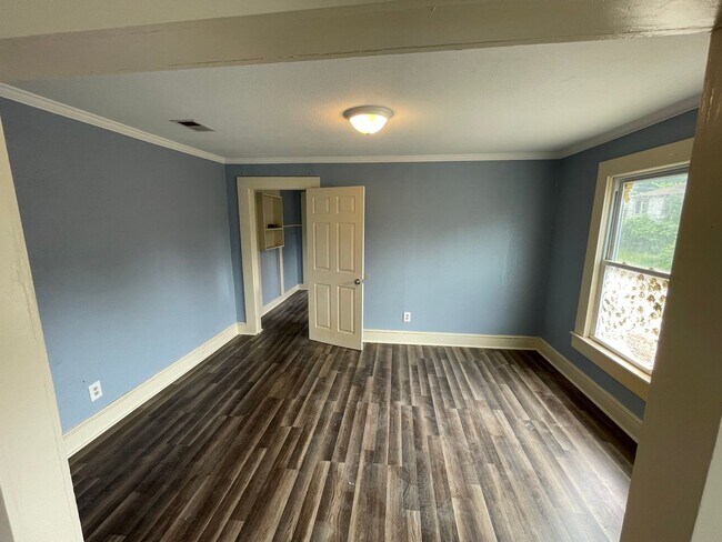 Building Photo - Huge Remodeled 3 Bed, 1 Bath Home