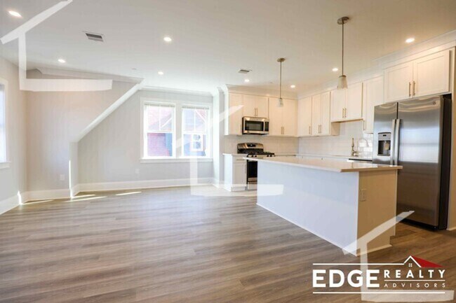 Building Photo - 6/1 Oversized 4BR/3BA with laundry in unit...