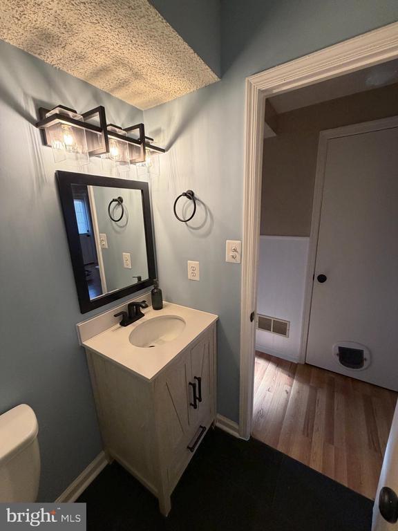 Building Photo - 218 Moore Dr