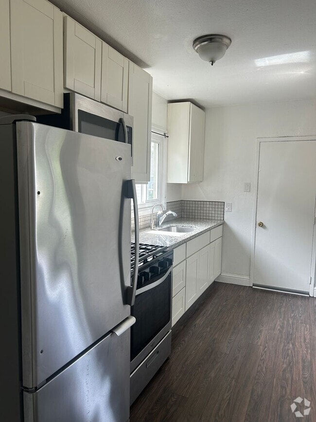 Building Photo - 725 44th St