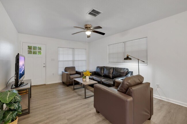 Foto del edificio - Newly Renovated 3 Bedroom Close to Campus!