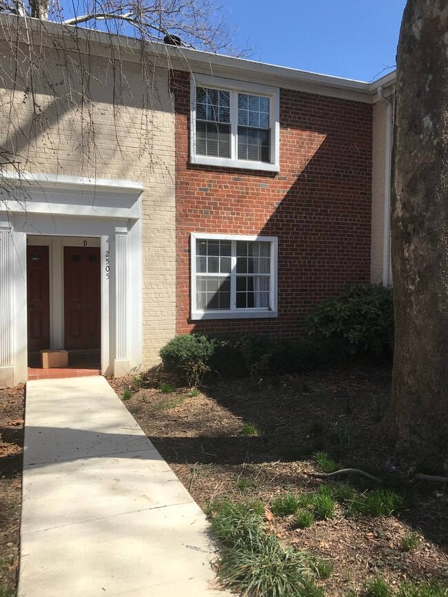 Building Photo - 2505 S Walter Reed Dr