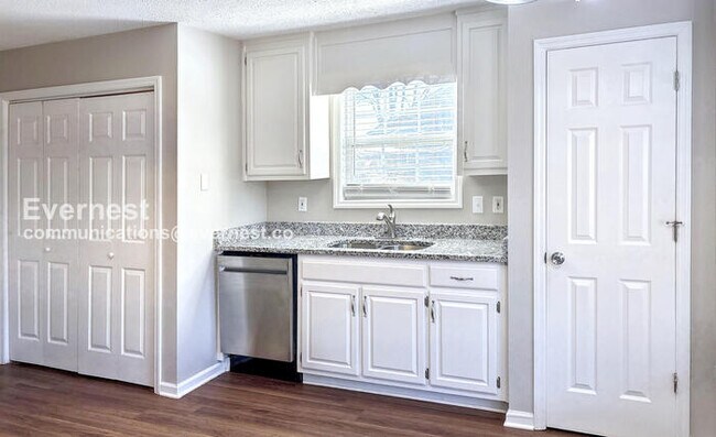 Foto del edificio - 450 Loveless Rd