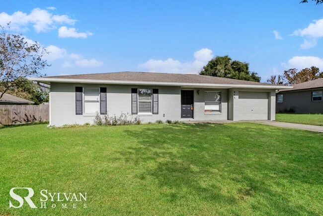 Foto del edificio - Enjoy one-level living in this 3 bedroom, ...