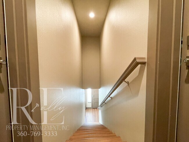 Foto del edificio - Fully Renovated Upper Unit with Modern Finishes & A/C