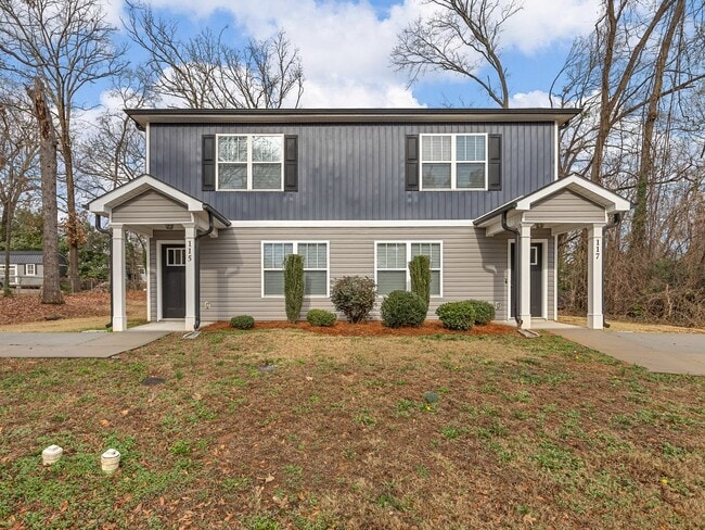 Building Photo - Charming two bedroom two and a half bathroom ready for you to call home!