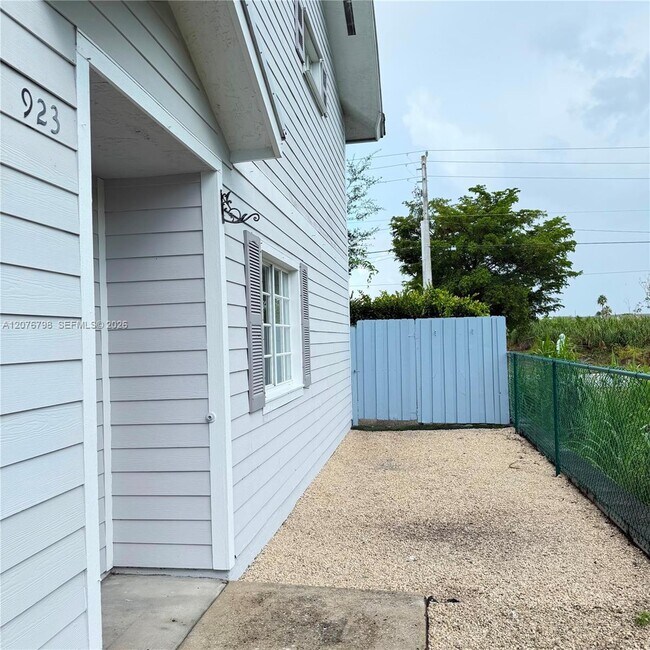 Building Photo - 923 SE 16th Ct