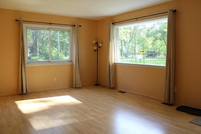 Building Photo - 655 Robinwood Dr